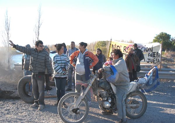 Luego del desalojo, vecinos cortan puente en Las Perlas