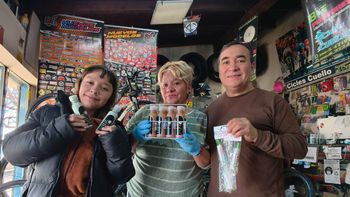 Fernando junto a su esposa y una de sus hijas. El emprendimiento familiar encontró la fórmula del éxito con los líquidos antipinchaduras. Fernando junto a su esposa y una de sus hijas. El emprendimiento familiar encontró la fórmula del éxito con los líquidos antipinchaduras.