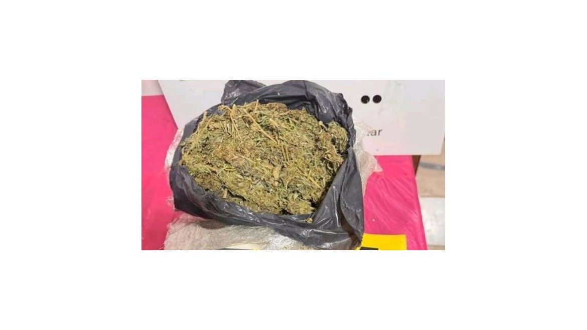 Los sospechosos ocultaban un poco más de 146 gramos de marihuana.