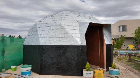 Restos de cerámicos y cientos de tetra brick: así construyó su domo reciclable