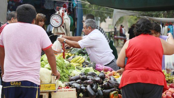 Para evitar quejas por la suciedad, los feriantes hacen una vaquita y les pagan a chicos del barrio para que limpien.