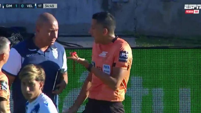 Locura total: un hincha de Gimnasia de La Plata le tiró un martillo a Yael Falcón Pérez desde la tribuna | LMCipolletti.com Locura total: un hincha de Gimnasia de La Plata le tiró un martillo a Yael Falcón Pérez desde la tribuna