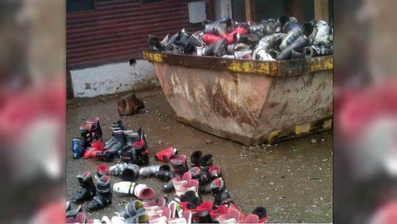 Tiró botas de esquí pero antes las rompió para que no las usen