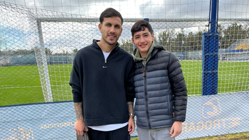 Mateo junto a Paredes en el predio de Boca. Suele cruzarse a las figuras que tanto admira.