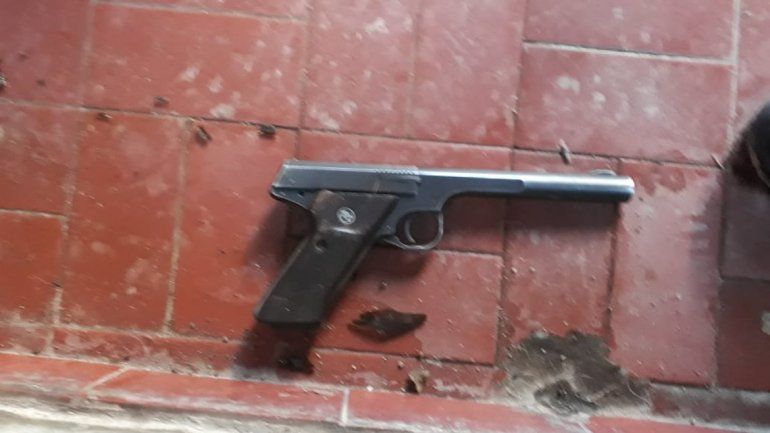 Efectuaban disparos adentro de su casa y terminaron en el calabozo