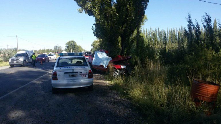 Un policía murió en un accidente tras chocar contra un árbol