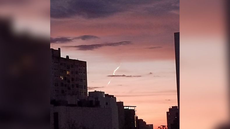 Ahora qué cayó sobre Bahía Blanca: vecinos vieron una bola de fuego cruzar el cielo