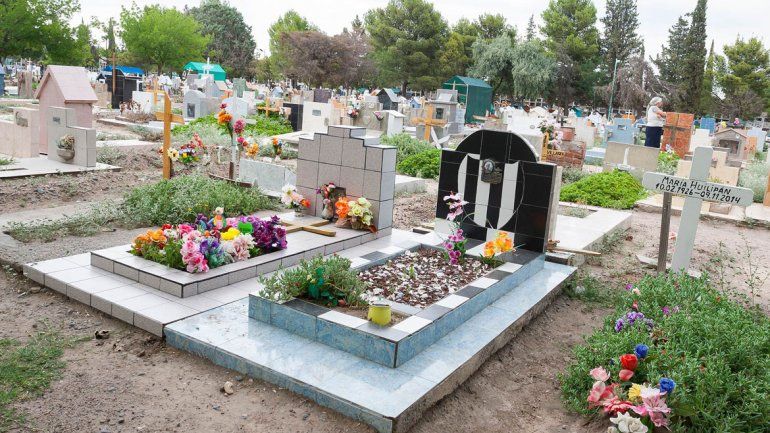 Fueron al cementerio a visitar a un ser querido y les robaron todo