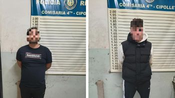 Los dos hombres demorados en pleno centro de Cipolletti, sospechados de robar vehículos con un inhibidor de los sistemas de seguridad.&nbsp;