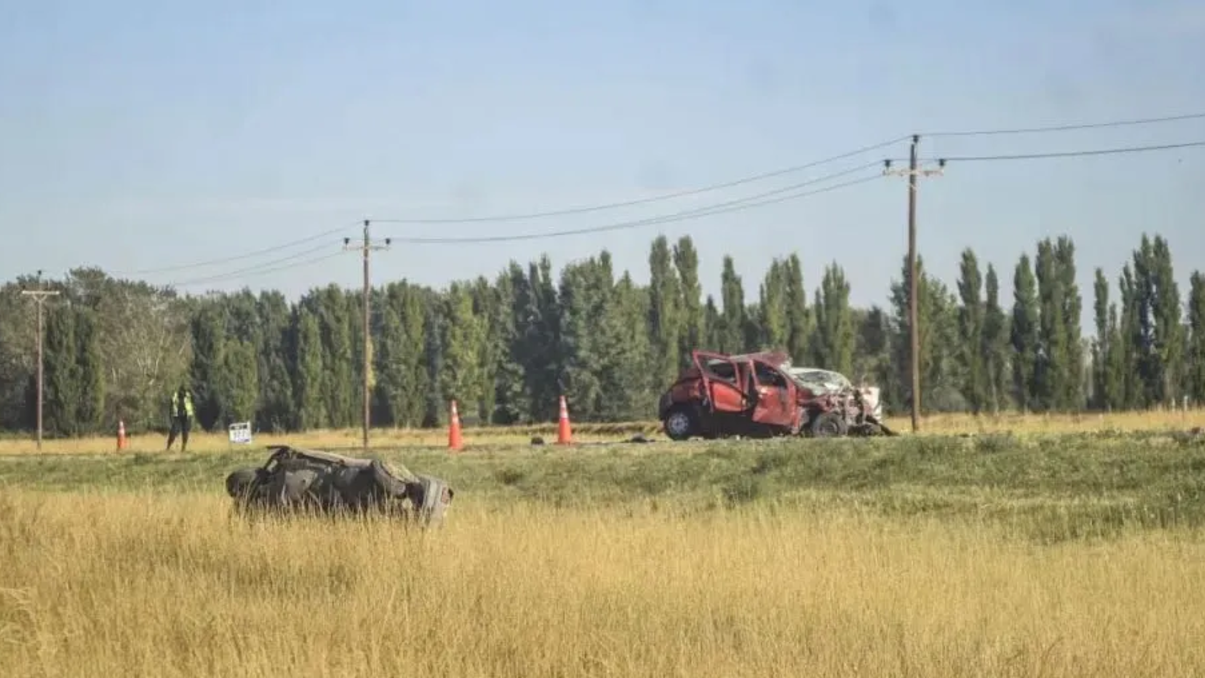 Los tres vehículos involucrados en el trágico choque registrado cerca de Viedma. Murieron cuatro personas y otras cuatro resultaron heridas. Una de gravedad.&nbsp;