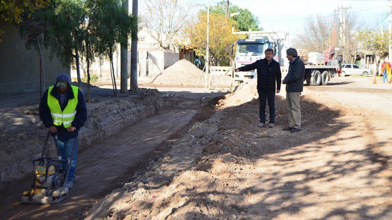 En el barrio Luis Piedrabuena se está ejecutando la primera etapa del cordón cuneta con críticas de los vecinos.
