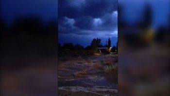 el chocon: la tormenta causo desbordes en la ruta 237 