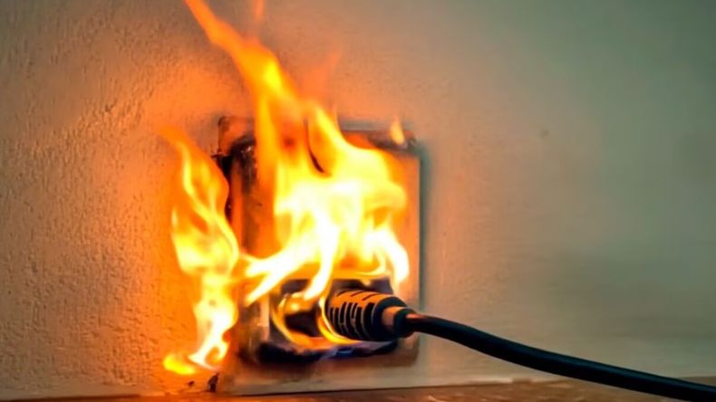 Los técnicos marcan que las tormentas generan picos de tensión capaces de dañar equipos electrónicos en segundos.