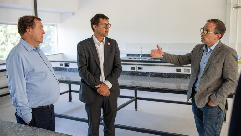 El Gobernador de Río Negro recorrió las instalaciones del campus en Bariloche y se comprometió a finalizarlo con fondos propios.