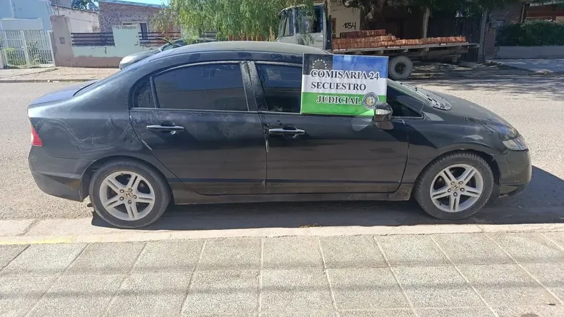 El vehículo fue interceptado en la Avenida Circunvalación, donde bajaron los cuatro ocupantes sin ofrecer resistencia. | LMCipolletti.com El vehículo fue interceptado en la Avenida Circunvalación, donde bajaron los cuatro ocupantes sin ofrecer resistencia.