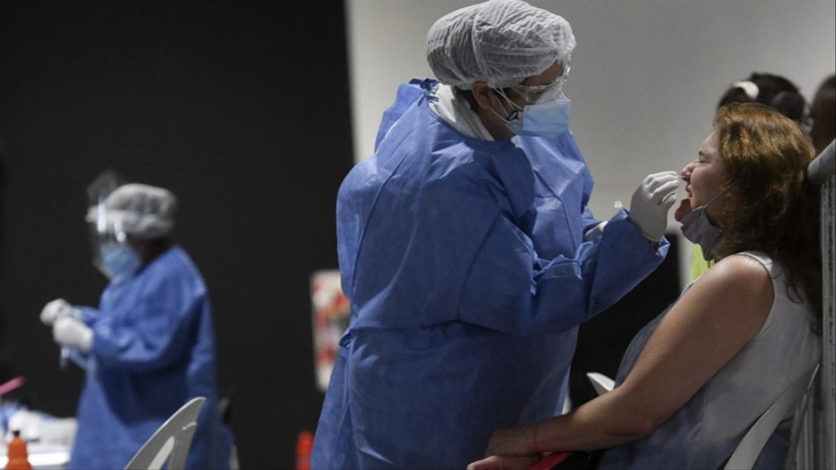 Cuarta ola: aumentaron un 19% los casos de COVID en el país