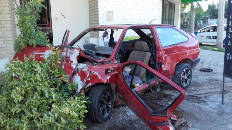 Dos jóvenes están graves tras un impresionante accidente en Neuquén