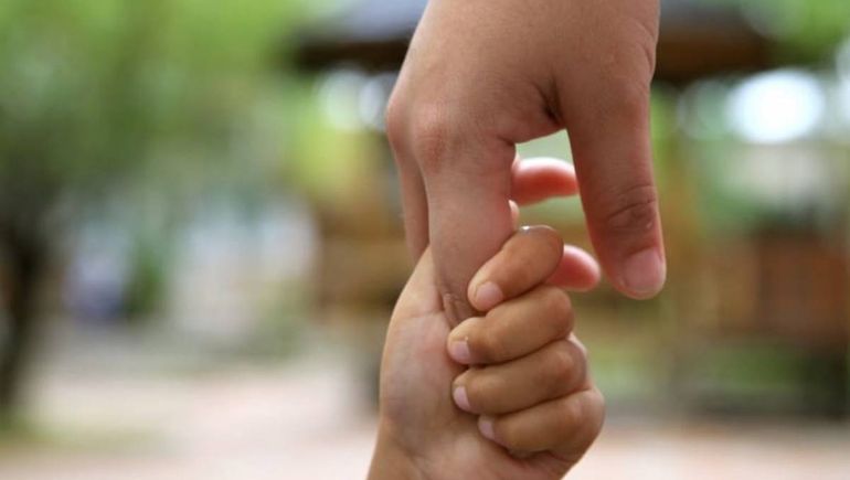 La mujer asumió de manera exclusiva los cuidados de su hijo. 