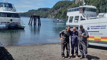 Tony Brochado (en el medio), junto  Juan Medina y Juan Angel Allieri, de Puerto Madryn. Juntos realizar la inspección a la embarcación en Villa la Angostura.&nbsp;