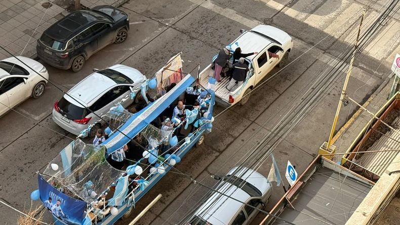 Un grupo de vecinos salió por las calles de la ciudad a bancar a la Scaloneta de cara al partido por la semifinal del Mundial 2026. Foto: gentileza.
