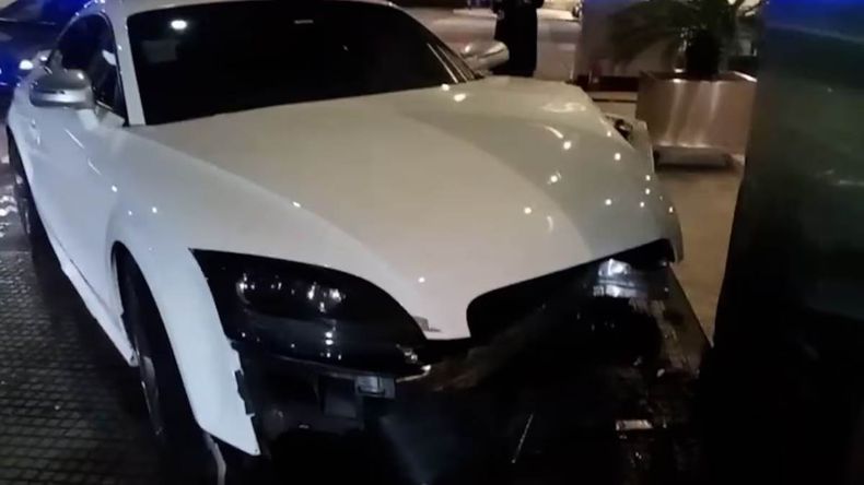 En el auto iban dos jóvenes, de 20 y 28 años, que tras el choque fueron trasladados al hospital para ser atendidos.