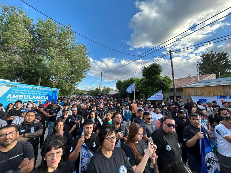 El acto se realizó frente a la Clínica Juan Domingo Perón en Catriel. El acto se realizó frente a la Clínica Juan Domingo Perón en Catriel.