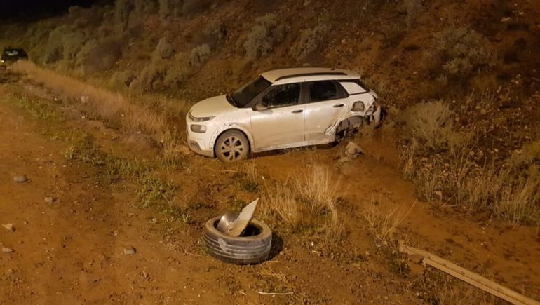Completamente borracho, chocó a otro auto y le arrancó la rueda