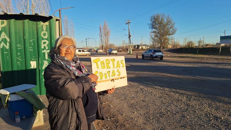 Erminada, a las 9 de la mañana ya había vendido varias docenas de tortas fritas en la ruta 65.