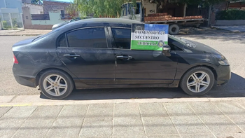 El vehículo fue interceptado en la Avenida Circunvalación, donde bajaron los cuatro ocupantes sin ofrecer resistencia.&nbsp;