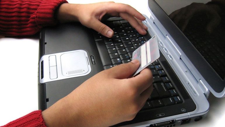 Su compañero de trabajo le sacó la tarjeta y la estafó en Neuquén