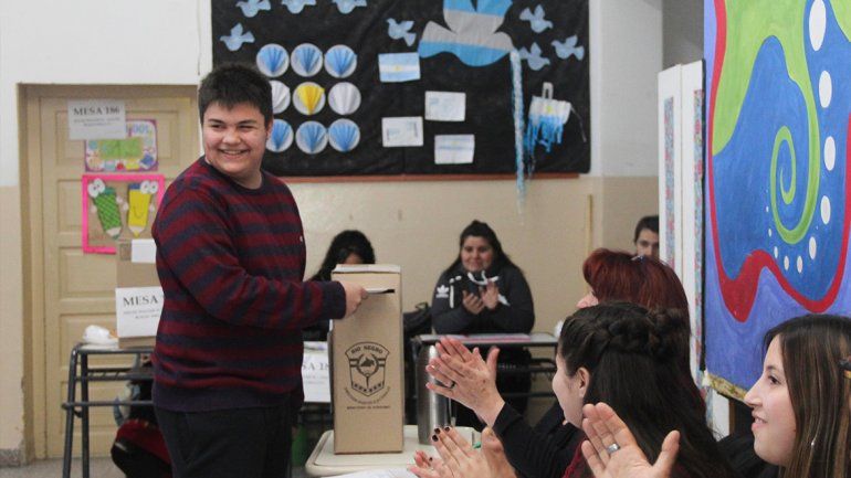 Santiago, el hijo de Weretilneck, votó por primera vez