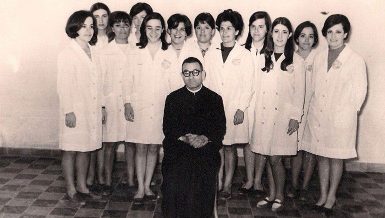 Padre Stábile y sus maestras de la Escuela Parroquial.