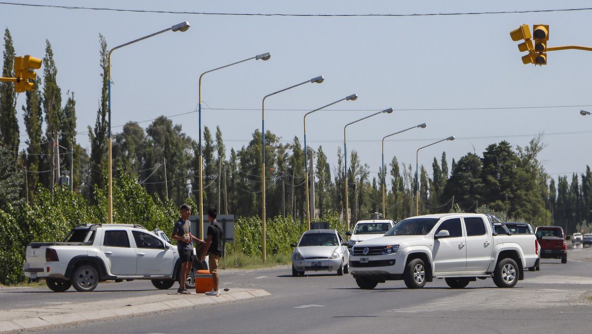 Tirotearon una camioneta detenida en un semáforo de Ruta 151
