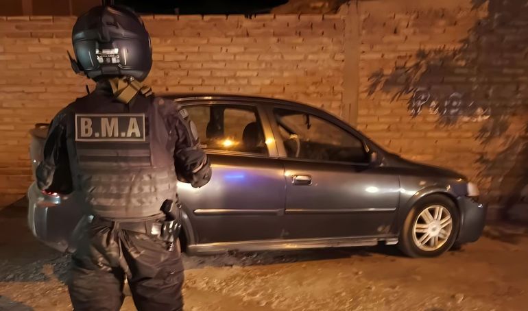 El vehículo recuperado por la policía de Cipolletti, luego que fuera robado en el barrio Flamingo. El vehículo recuperado por la policía de Cipolletti, luego que fuera robado en el barrio Flamingo.