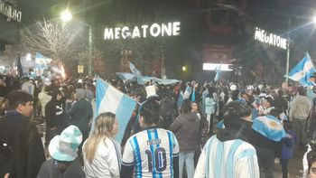 pese al dolor por la derrota, cientos de cipolenos salieron a las calles para homenajear a la seleccion argentina pese al dolor por la derrota, cientos de cipolenos salieron a las calles para homenajear a la seleccion argentina