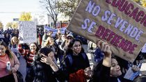 Los estudiantes de la Universidad Nacional de Río Negro y de la Universidad Nacional del Comahue marcharon y volverán a marchar por la vigencia de la Universidad Pública y en rechazo del veto presidencial a la ley de financiamiento universitario.