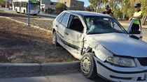 impactante choque en centenario: una mujer sin licencia impacto contra un colectivo