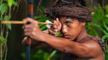 la tribu de indonesia que asombra por sus ojos azul brillante