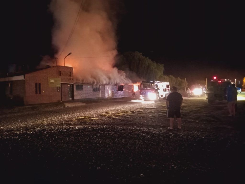 El salón comunitario de la pequeña localidad rionegrina resultó destruído por las llamas.&nbsp;