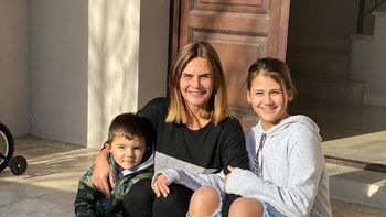 Amalia con sus dos hijos, Roque Squarzon y Uma Fabbiani
