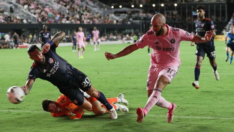 El show de goles Higuaín: bombazo de tiro libre, pisadita al arquero y penal acertado
