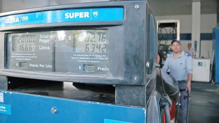 El precio en los surtidores de súper de YPF bajará casi 3 pesos por litro.
