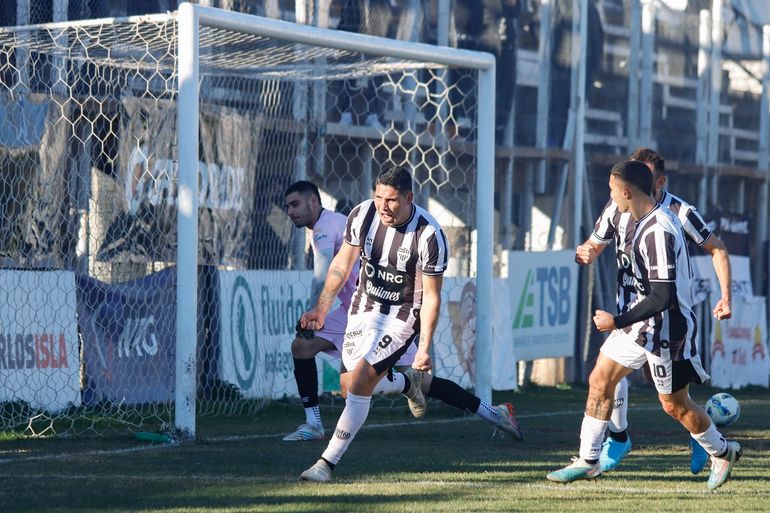 Un desahogo muy esperado por Henry Sáez en la tarde del domingo. Fotos: Anahí Cárdena 