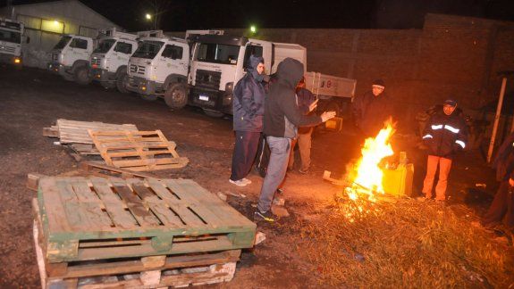 La toma de la sede de los camiones y la huelga del sector obligaron a suspender otros trabajos, como el mantenimiento de calles por dos semanas.