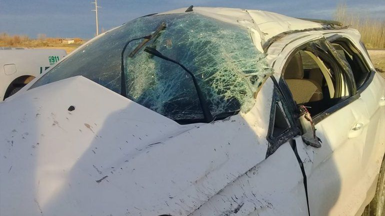 Una familia se salvó de milagro luego de volcar sobre la Ruta 151