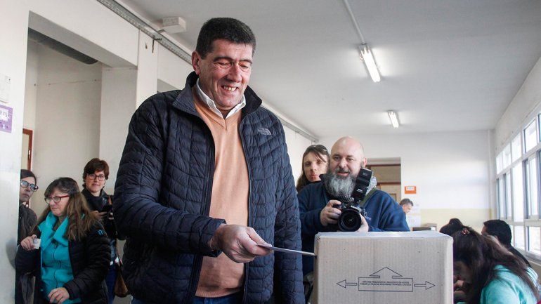 Claudio Di Tella, candidato por JSRN, fue a votar acompañado de toda su familia