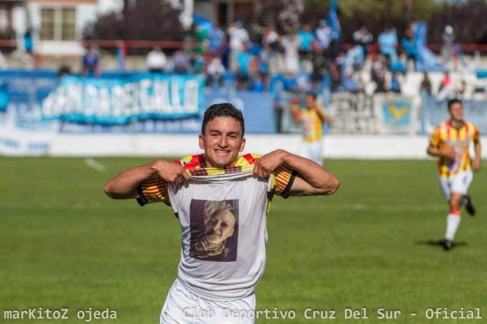Facundo Mustafá con la remera que rinde homenaje a su mamá.