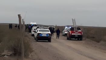 En medio de un gran despliegue policial, encontraron el cuerpo de un hombre enterrado cerca del lago Pellegrini. 