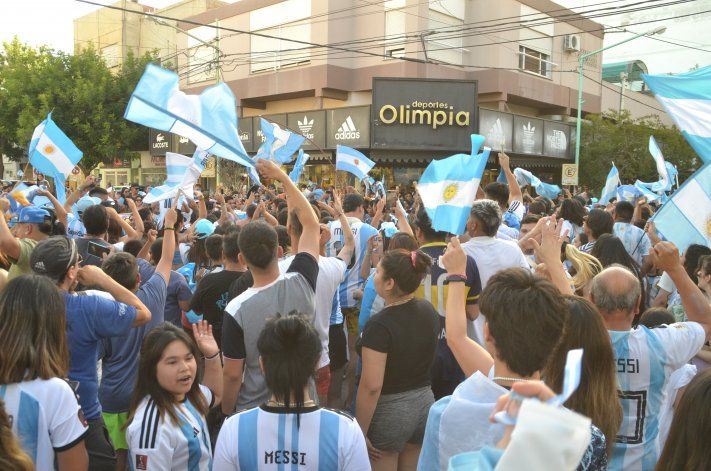 El festejo de los cipoleños por el gran triunfo de Argentina