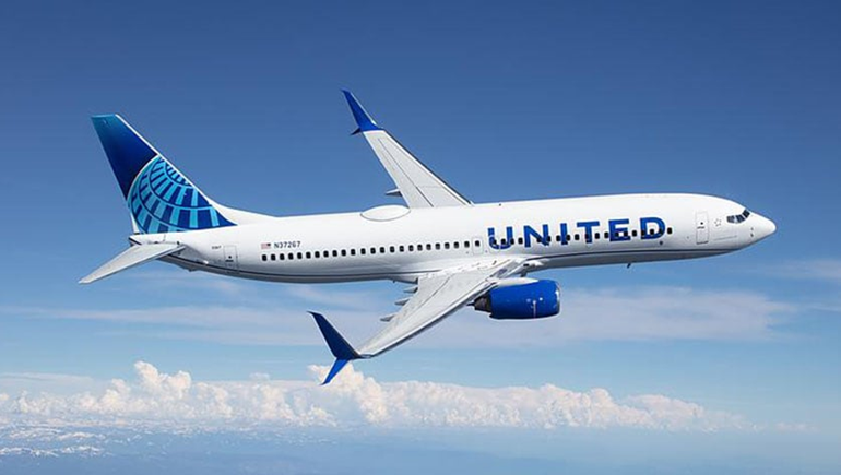 Intentó abrir la puerta del avión en pleno vuelo y apuñaló a la azafata